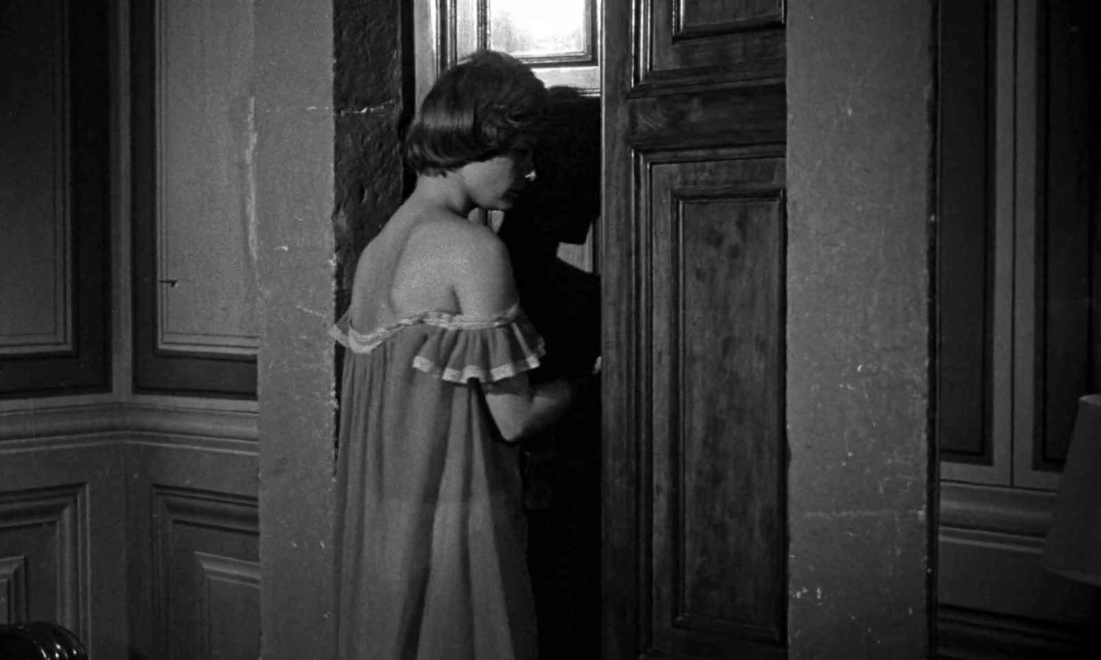 The Playgirls and the Vampire screenshot 2