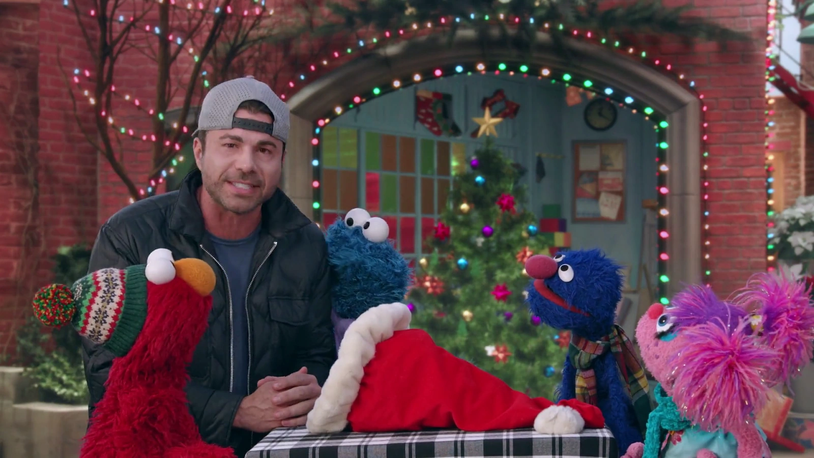 Elmo and Mark Rober's Merry Giftmas screenshot 5
