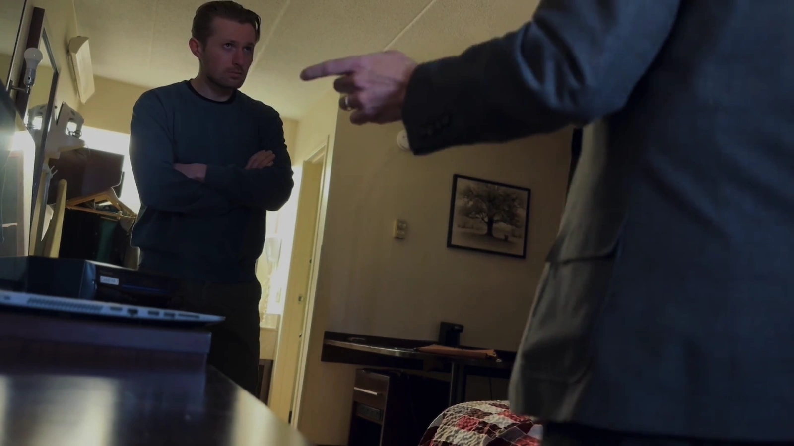The Man with the Black Umbrella screenshot 3
