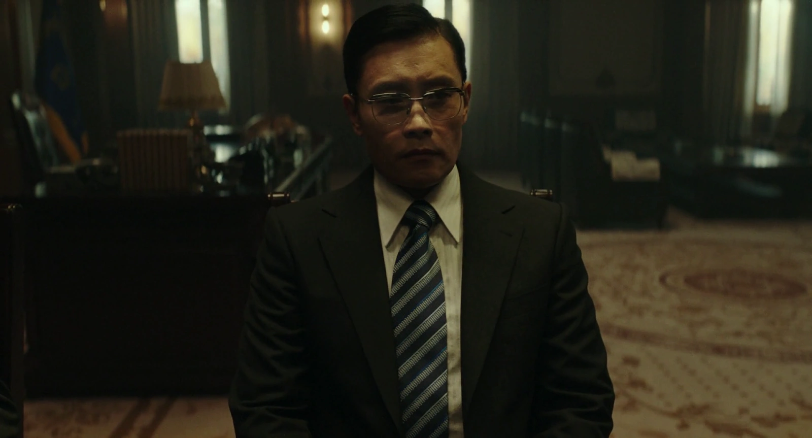 The Man Standing Next screenshot 4