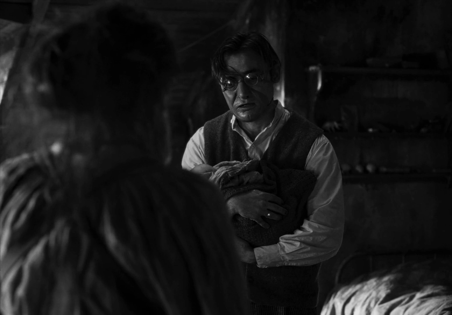 The Girl with the Needle screenshot 4