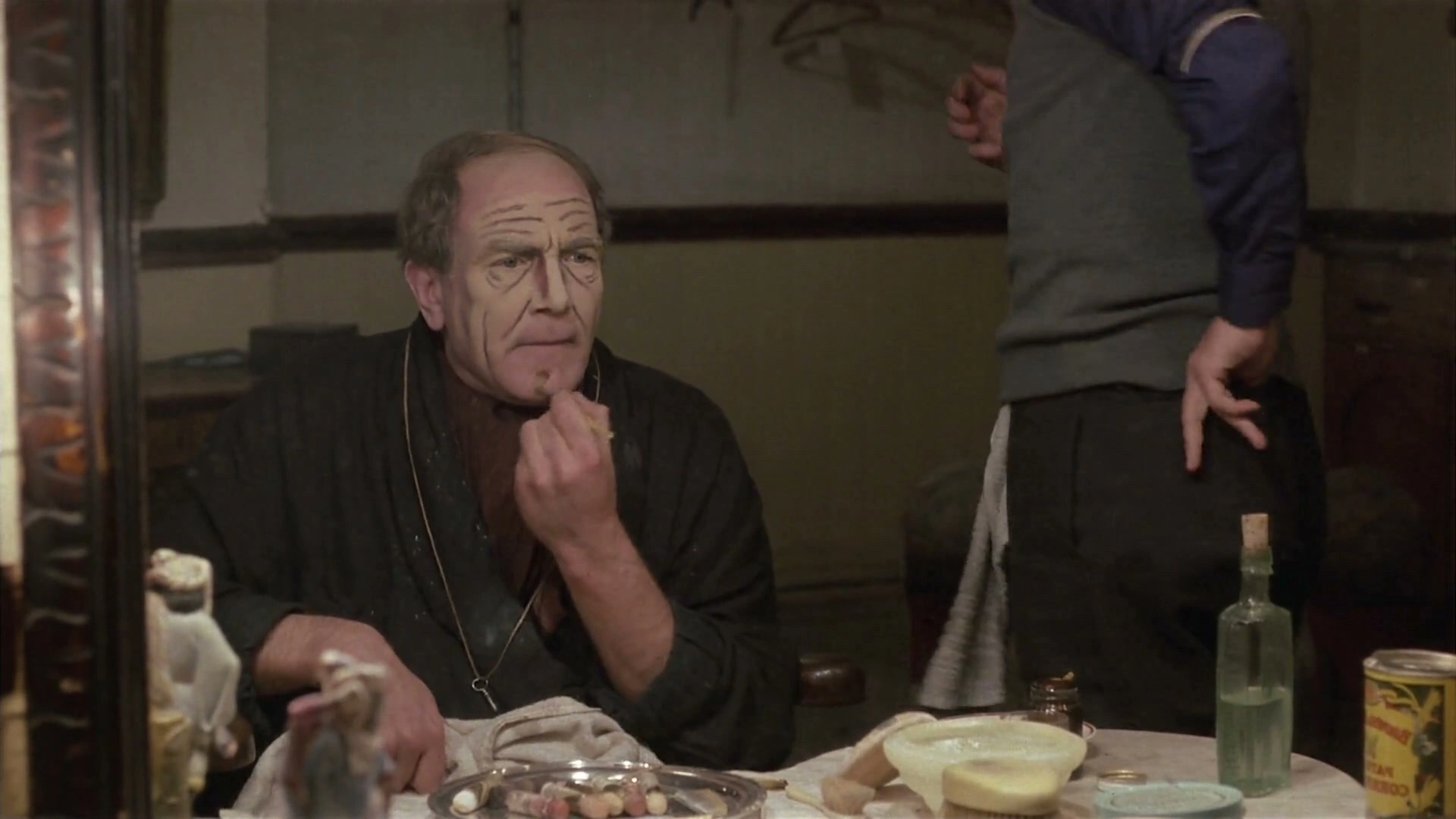 The Dresser screenshot 1