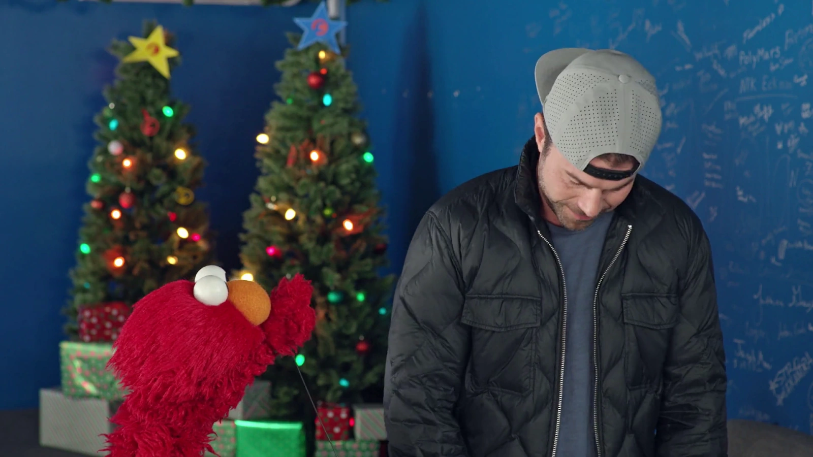 Elmo and Mark Rober's Merry Giftmas screenshot 3